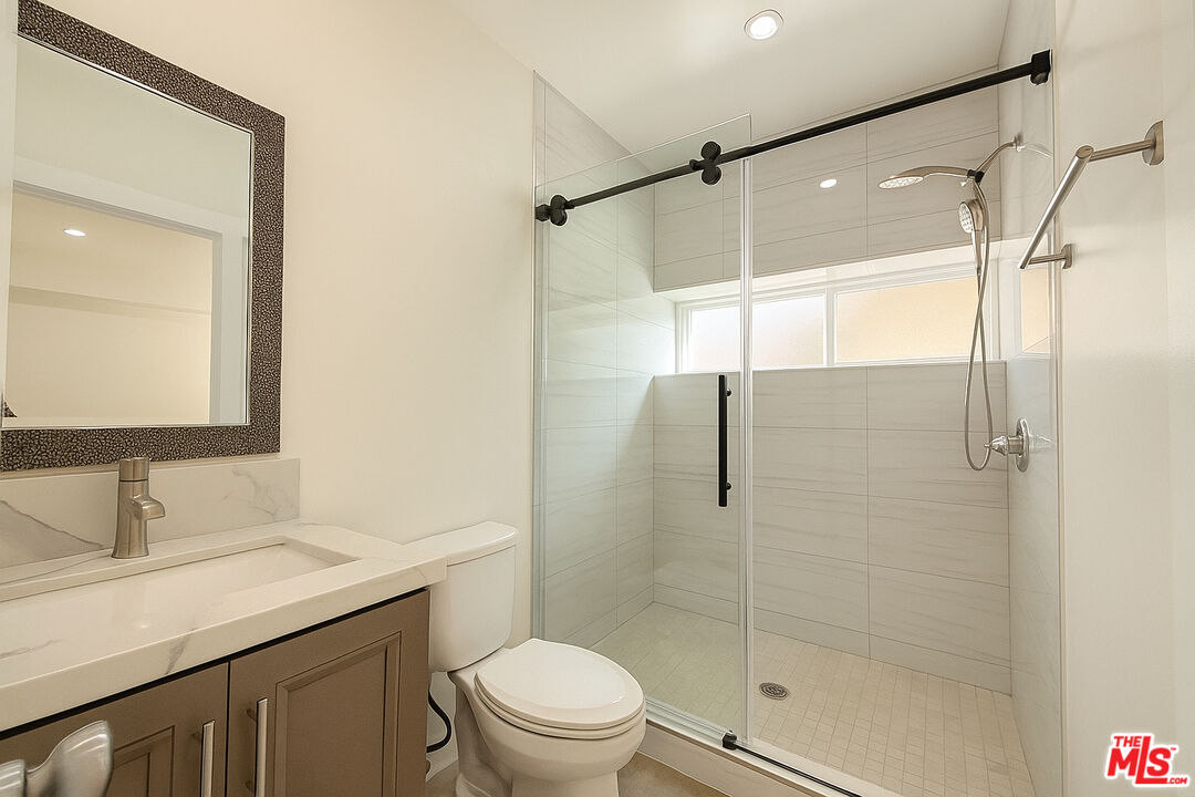 5244 Whitsett Ave Unit: 1/4