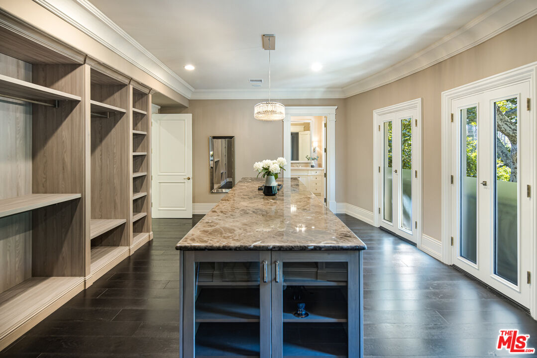 1350 Benedict Canyon Dr