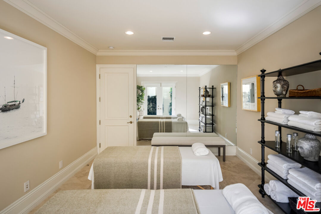 1350 Benedict Canyon Dr