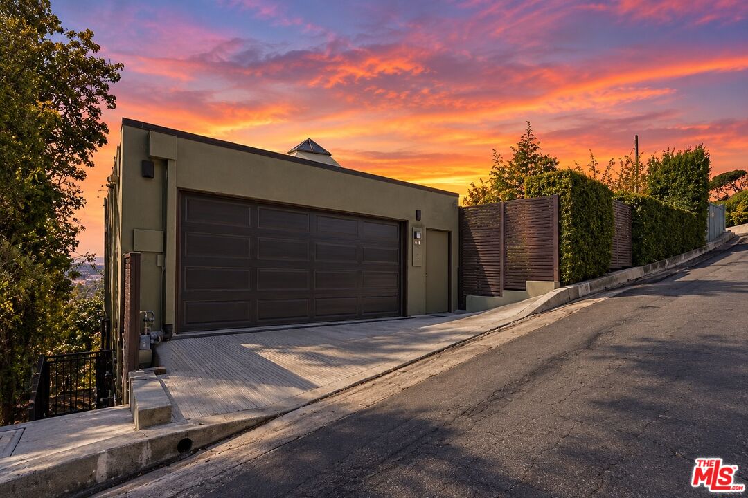 2759 Creston Dr