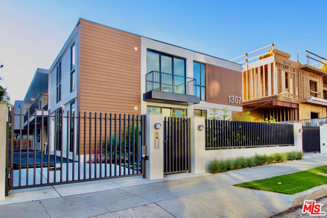 1307 Tamarind Ave Unit: 7