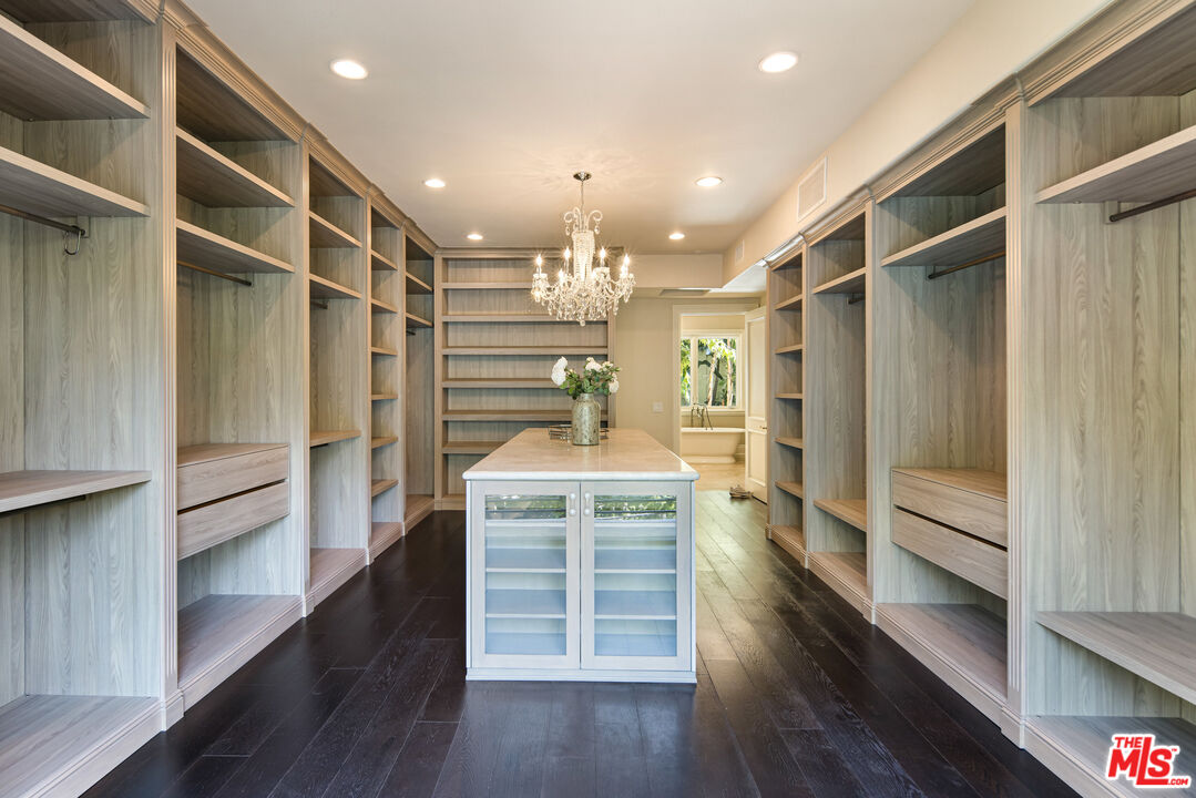 1350 Benedict Canyon Dr