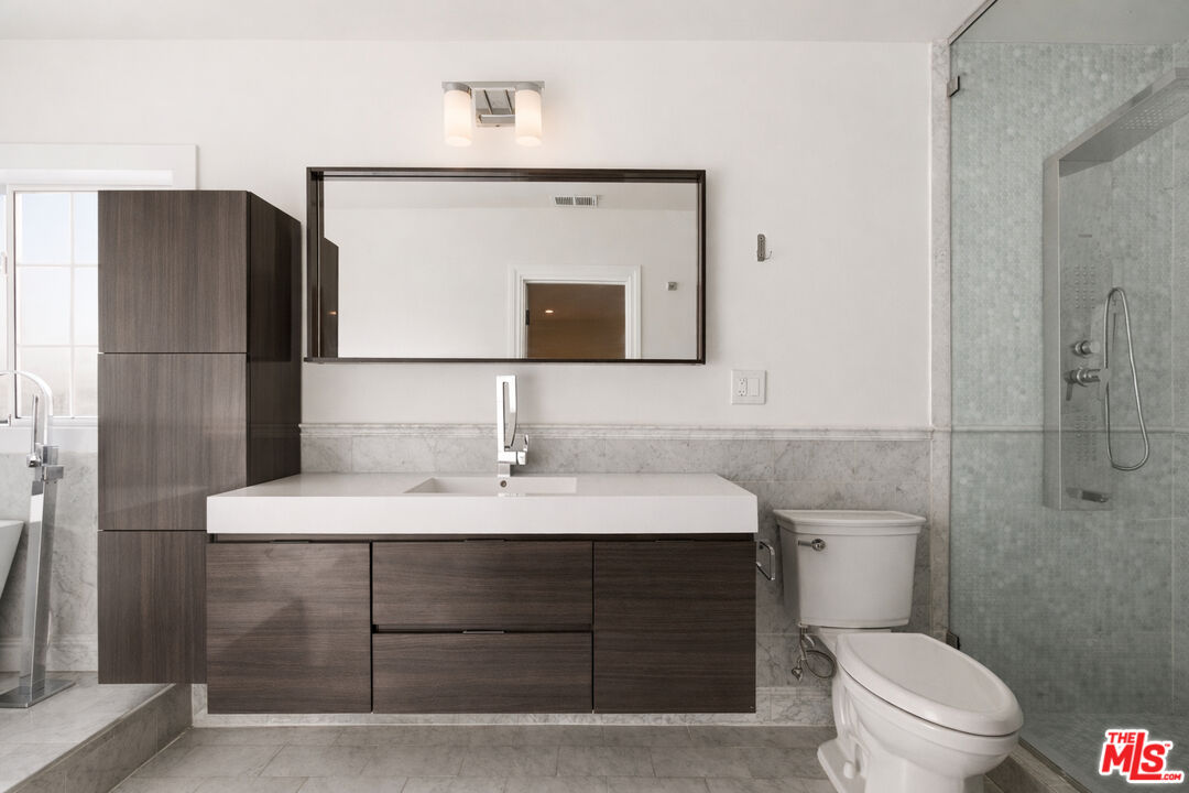 2633 N Commonwealth Ave