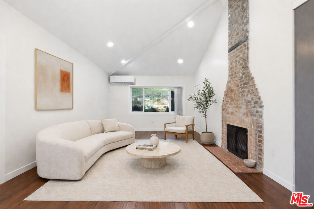 2633 N Commonwealth Ave