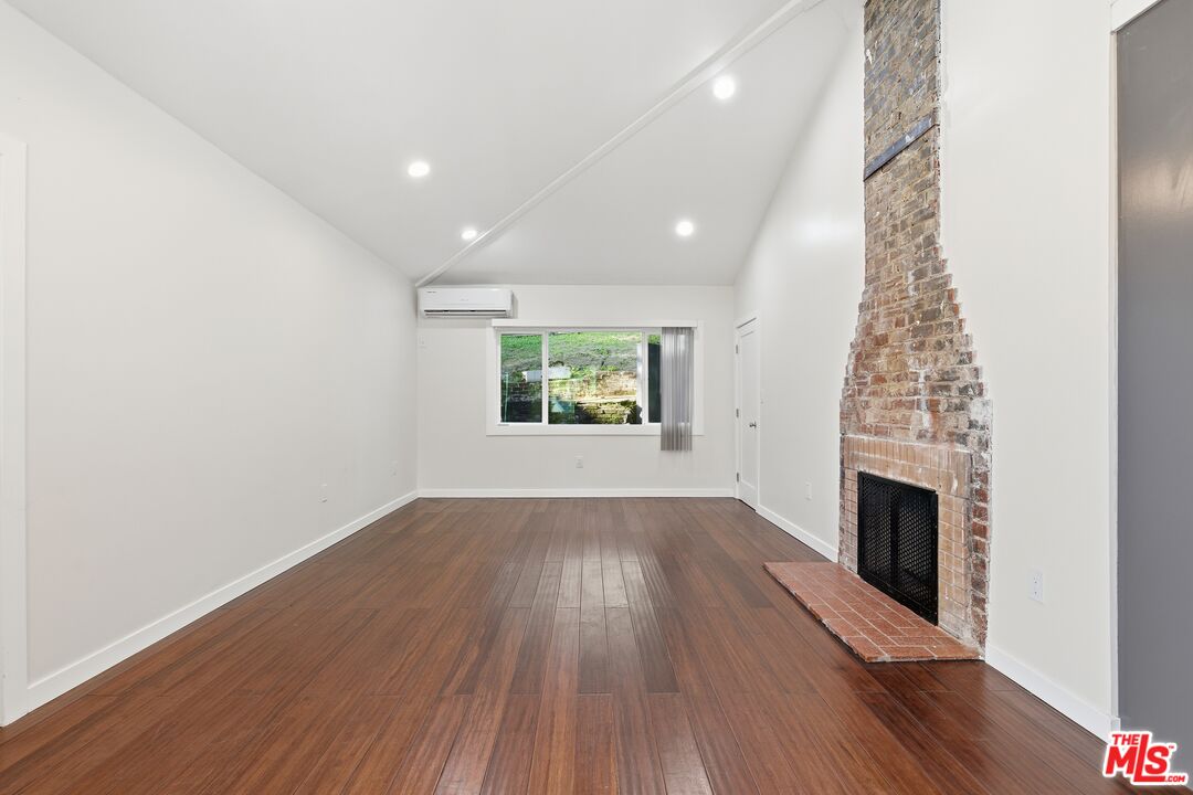 2633 N Commonwealth Ave