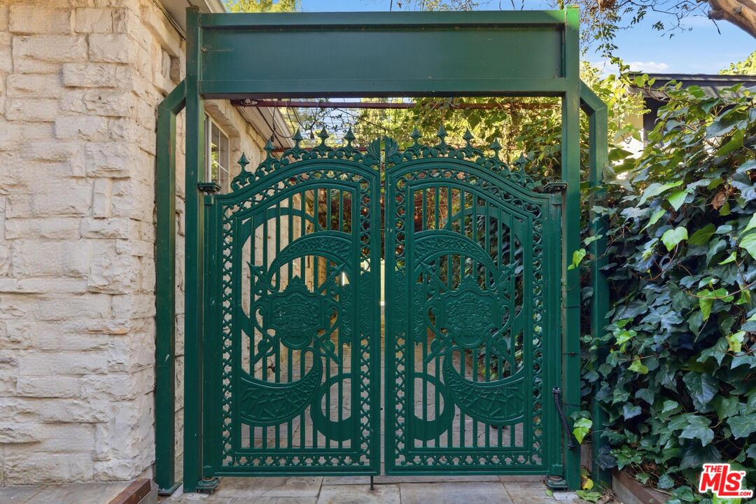 2633 N Commonwealth Ave