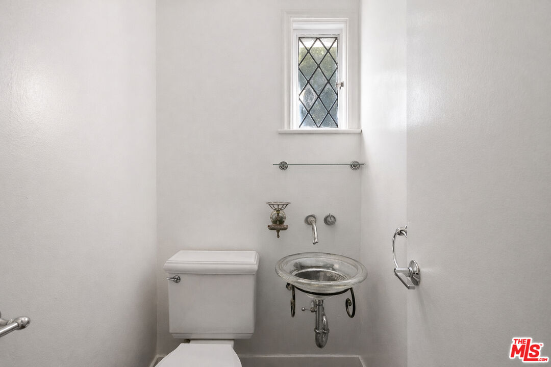 2633 N Commonwealth Ave