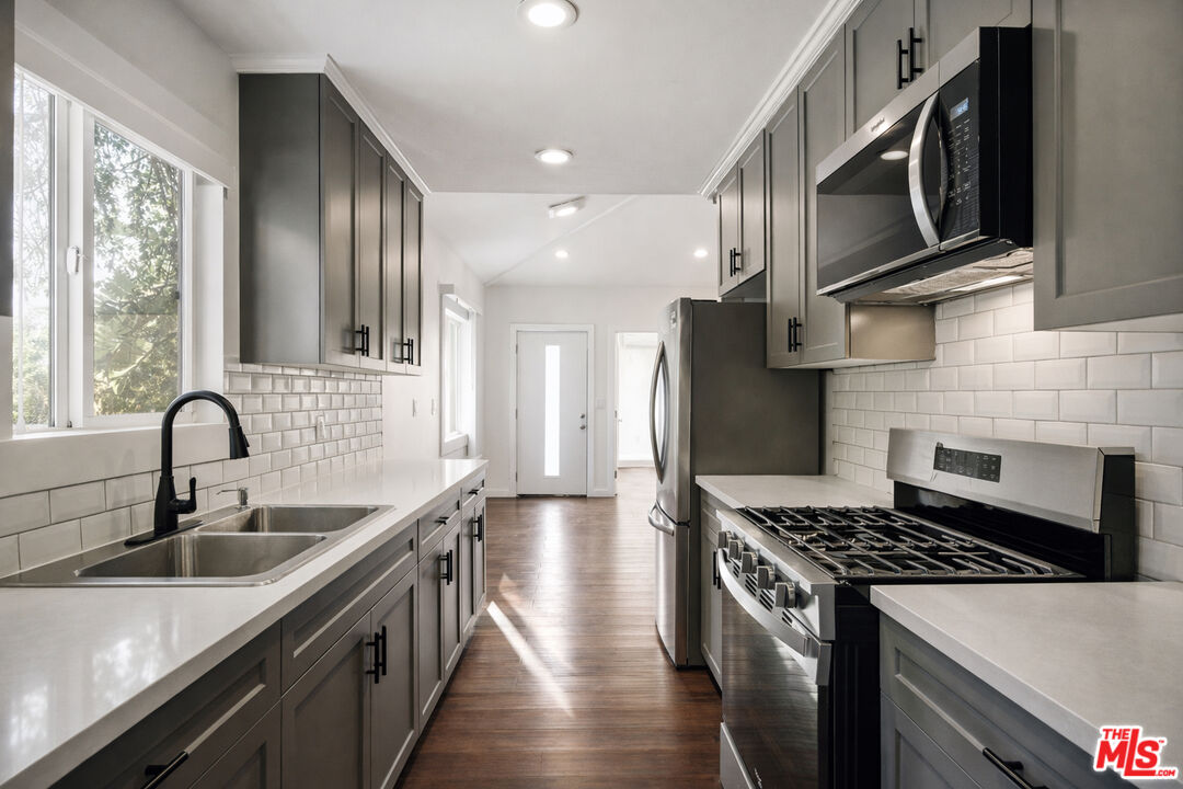 2633 N Commonwealth Ave