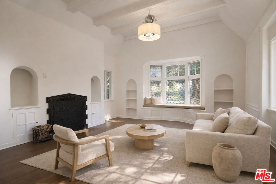 2633 N Commonwealth Ave