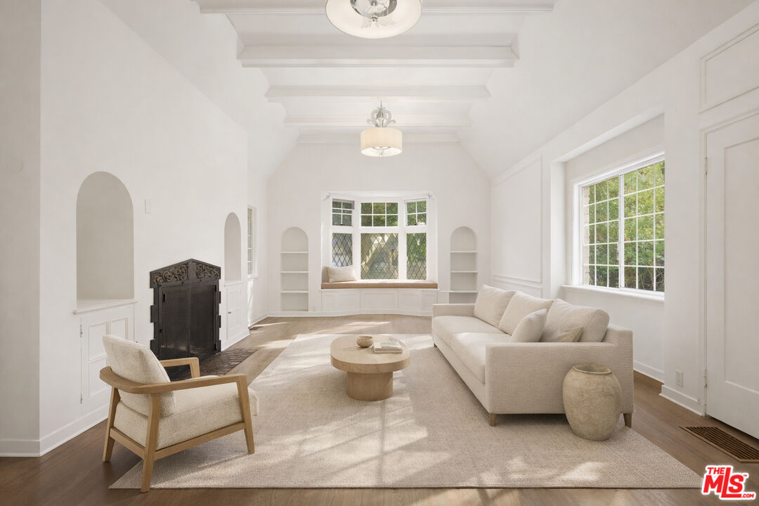 2633 N Commonwealth Ave