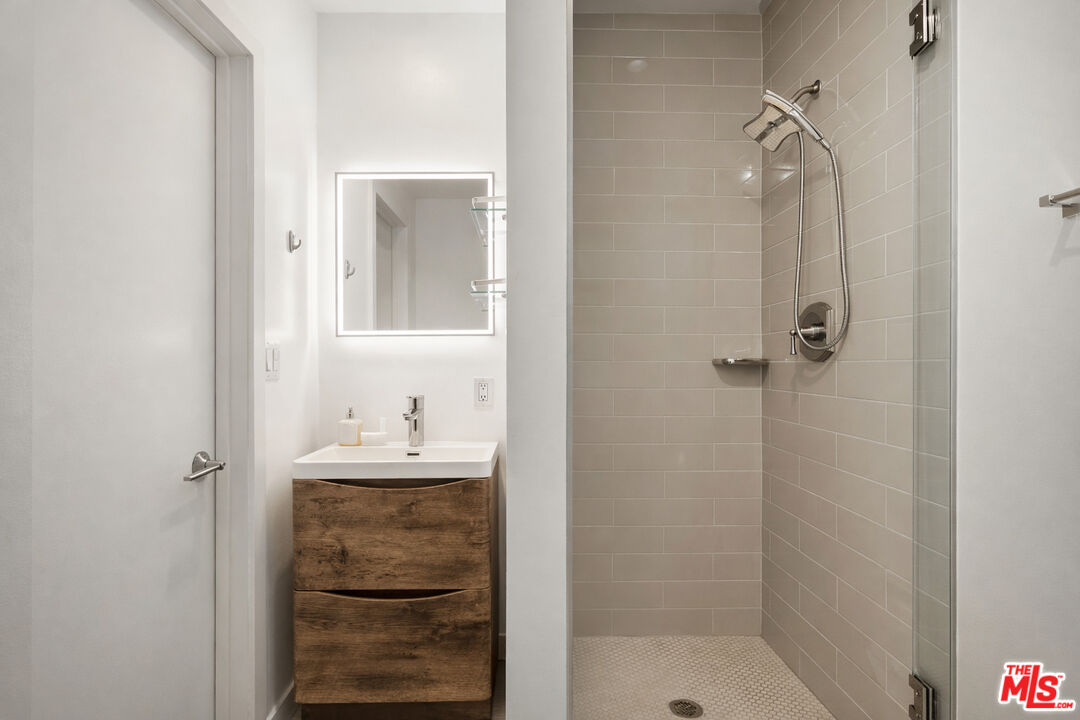 2633 N Commonwealth Ave