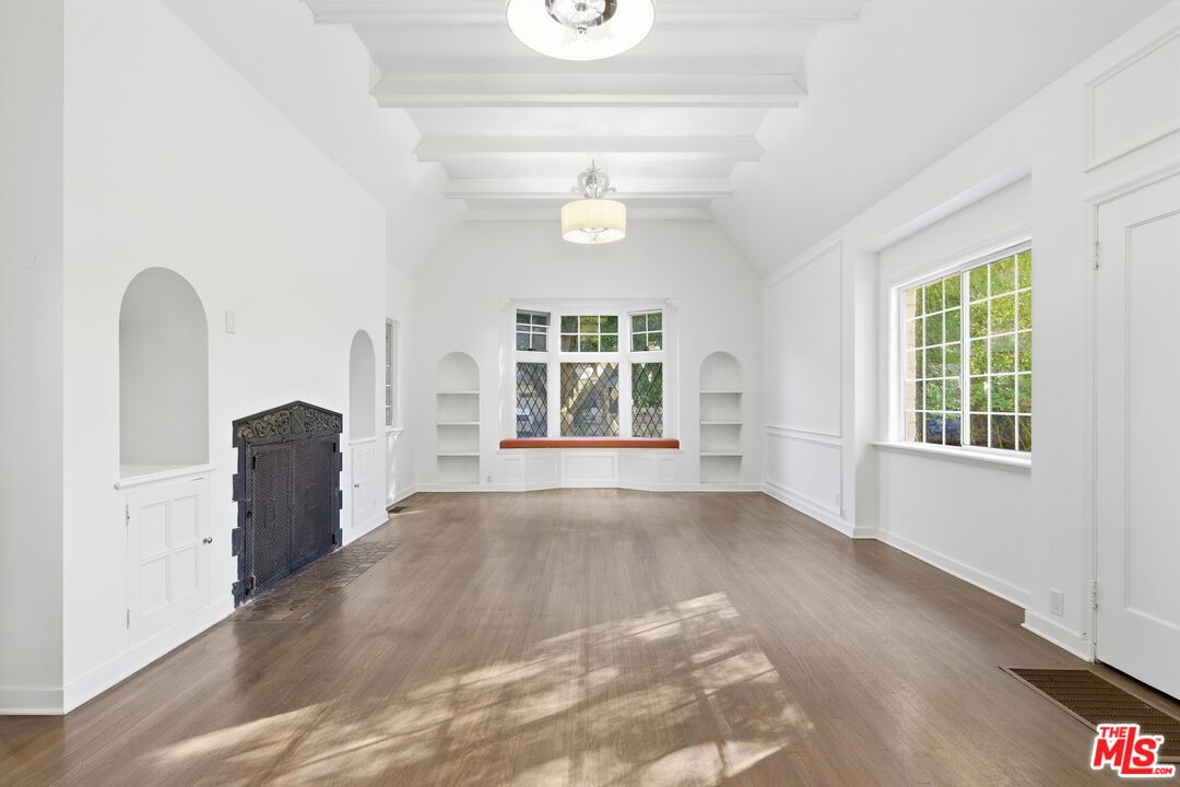 2633 N Commonwealth Ave