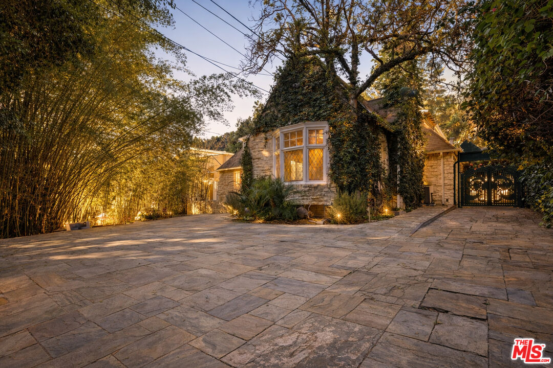 2633 N Commonwealth Ave