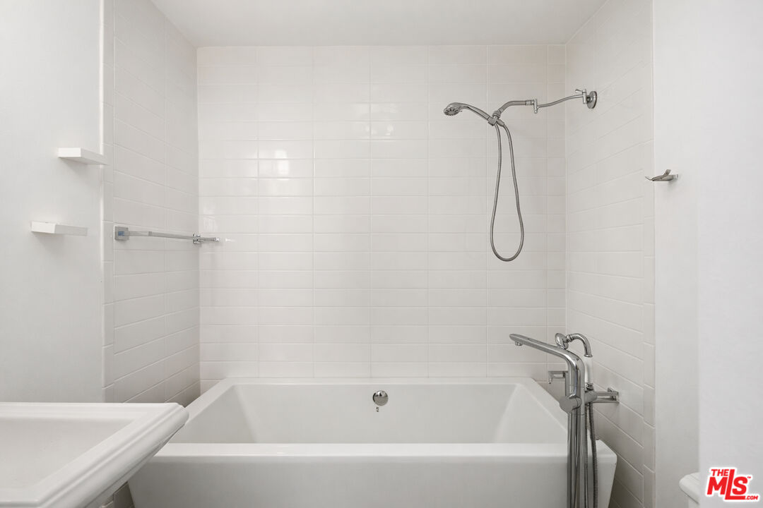 2633 N Commonwealth Ave