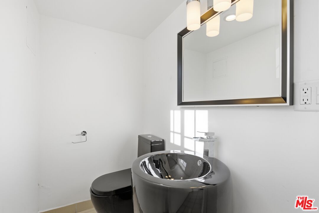 2633 N Commonwealth Ave