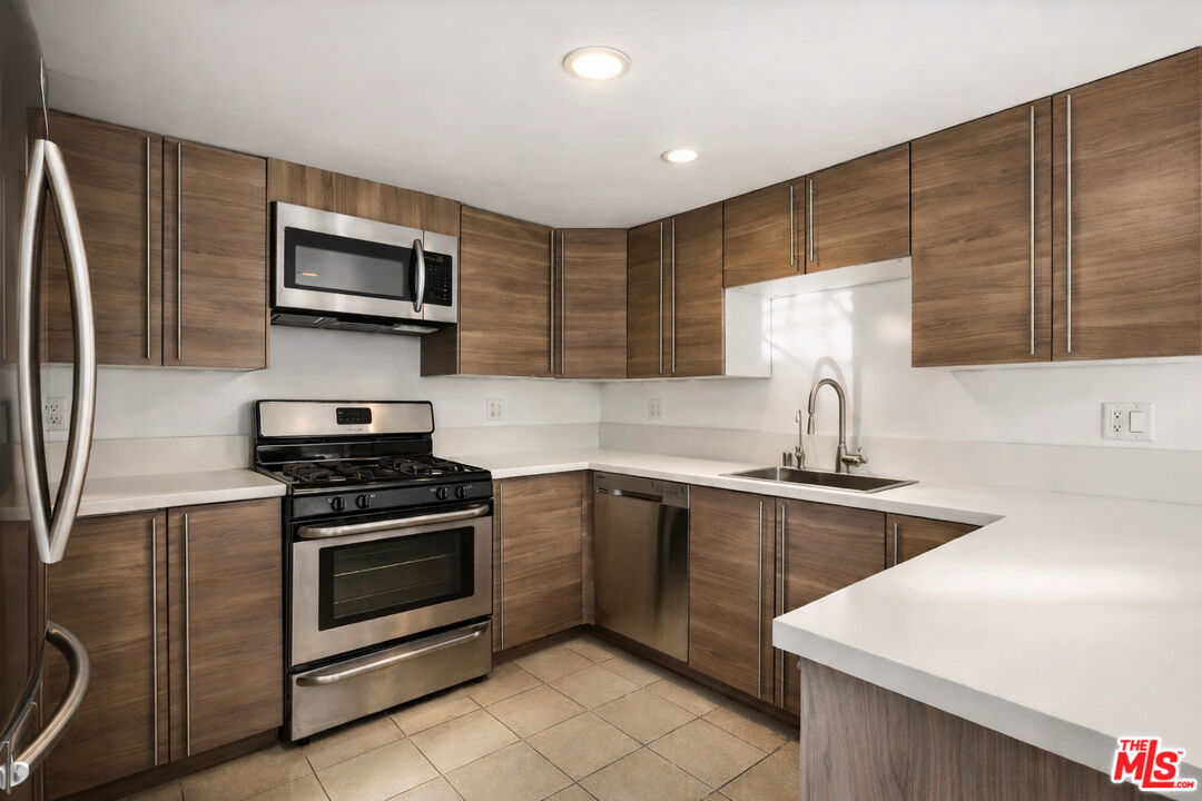 2633 N Commonwealth Ave