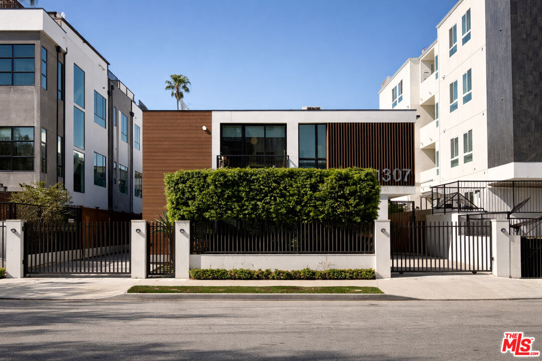 1307 Tamarind Ave Unit: 6