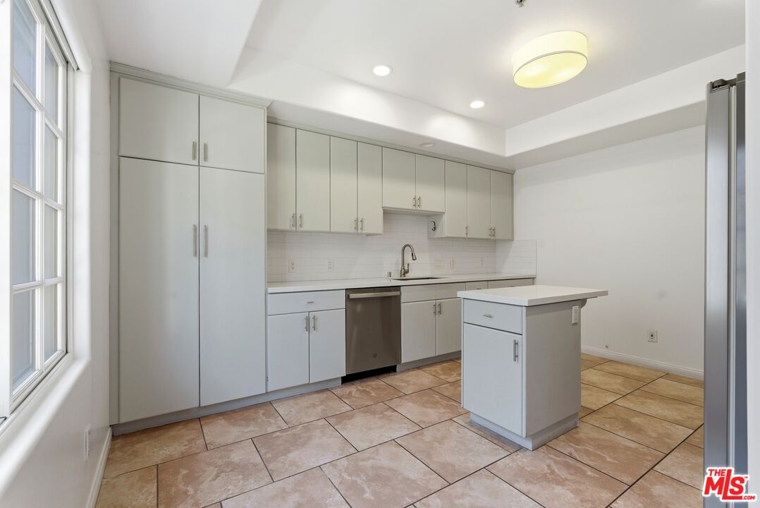 851 N San Vicente Blvd Unit: 318