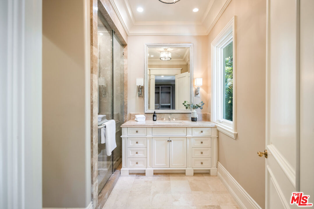 1350 Benedict Canyon Dr