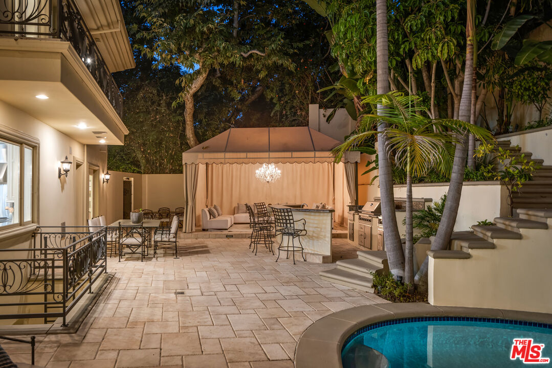 1350 Benedict Canyon Dr