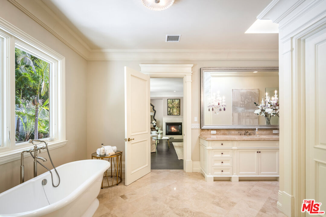 1350 Benedict Canyon Dr