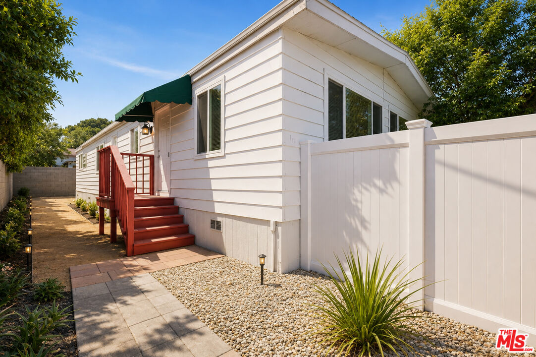 6033 Fallbrook Ave
