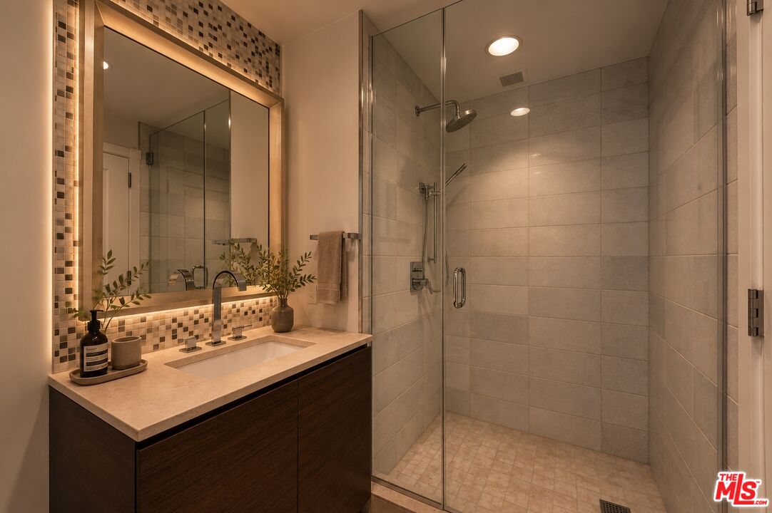 900 W Olympic Blvd Unit: 29H