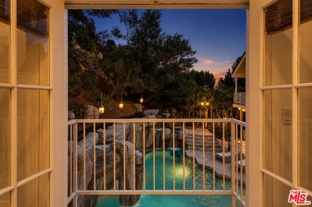 1174 Coldwater Canyon Dr