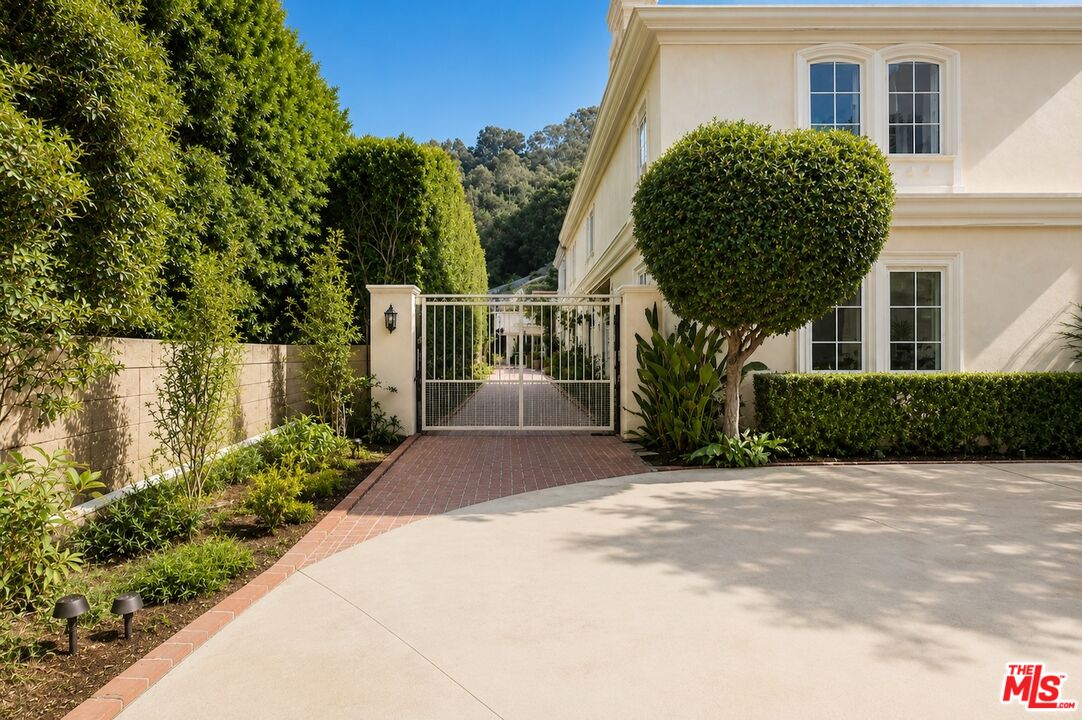 1174 Coldwater Canyon Dr
