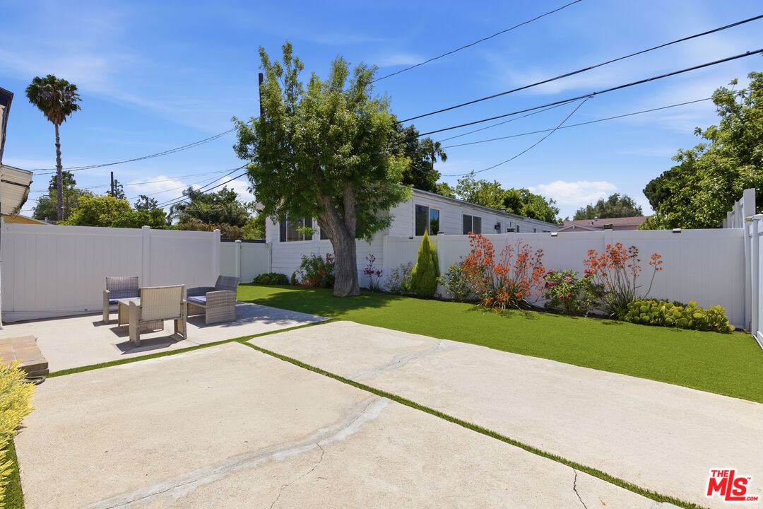 6033 Fallbrook Ave