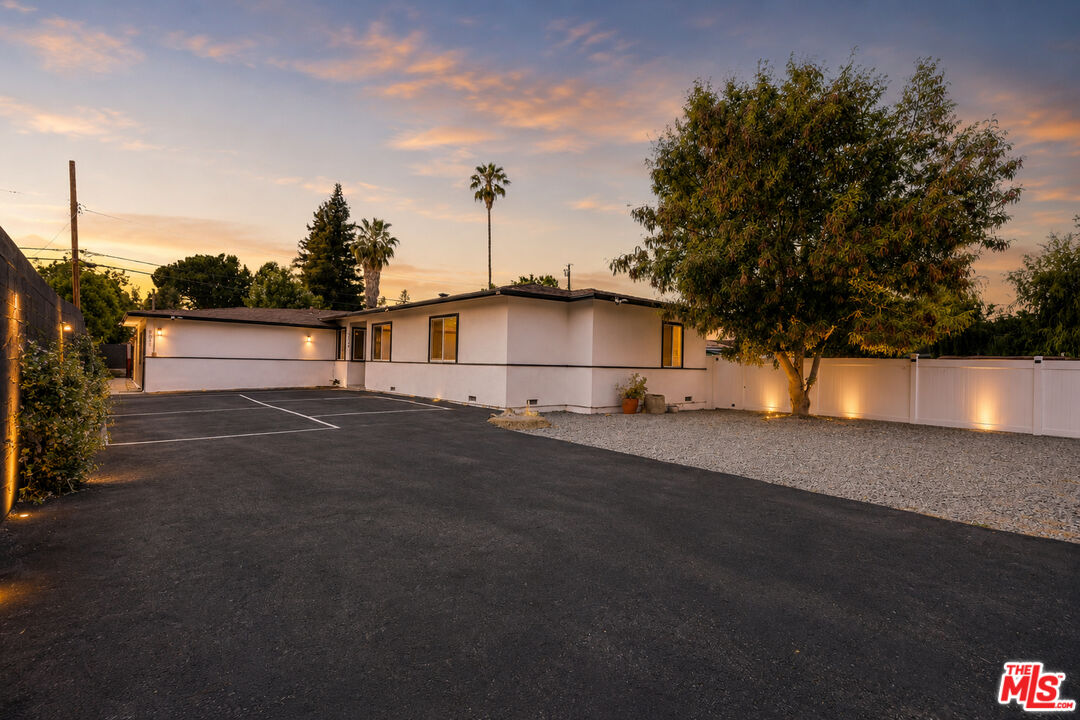 6033 Fallbrook Ave