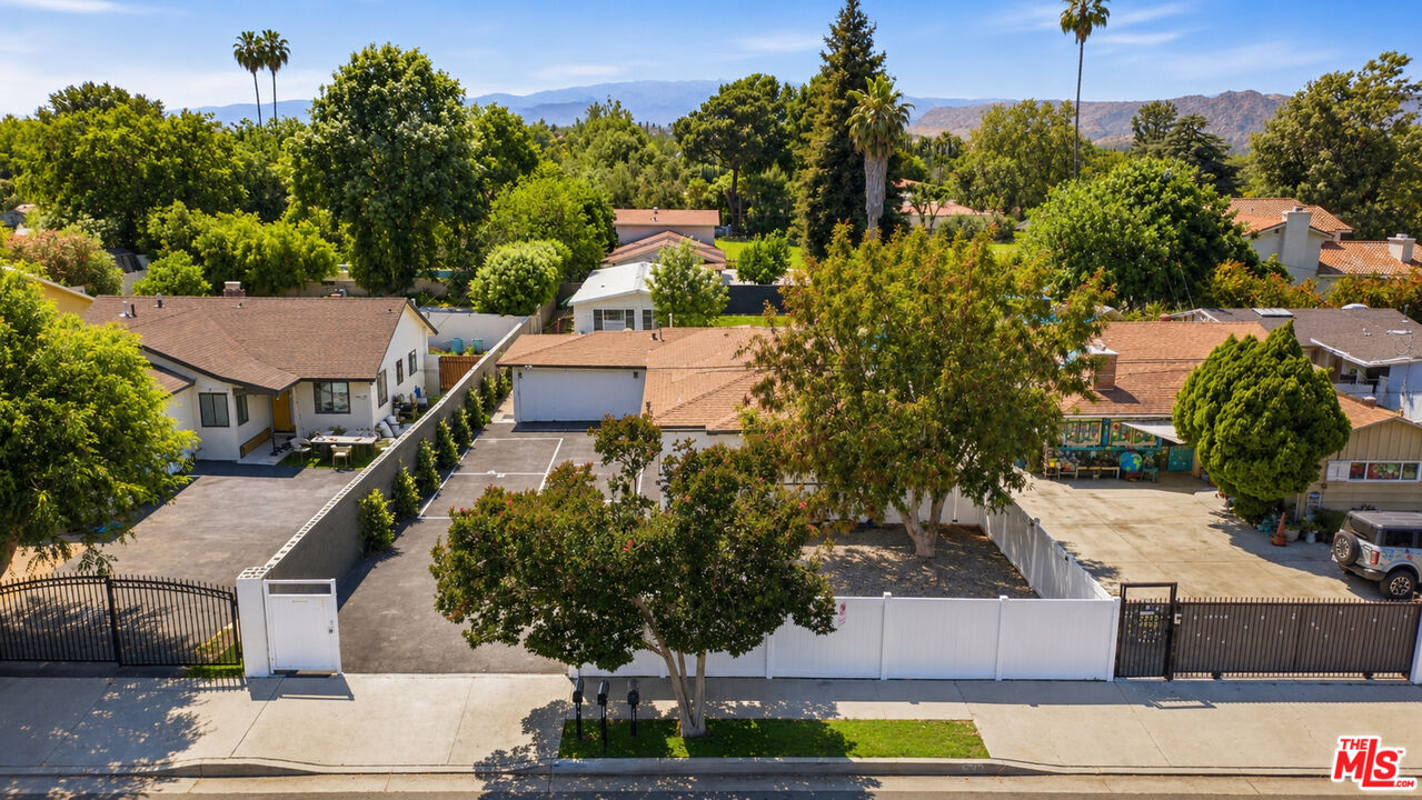 6033 Fallbrook Ave