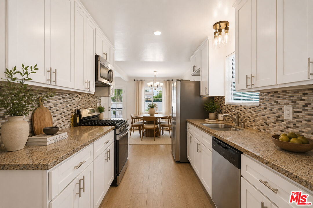 6033 Fallbrook Ave