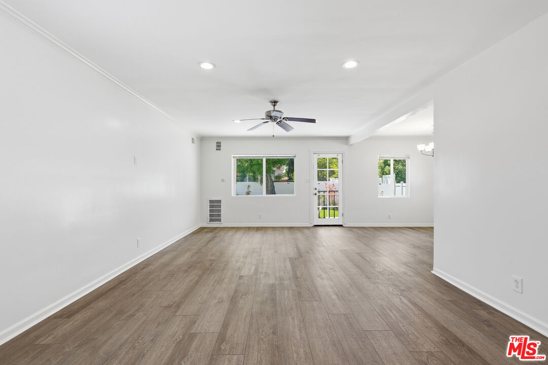 6033 Fallbrook Ave