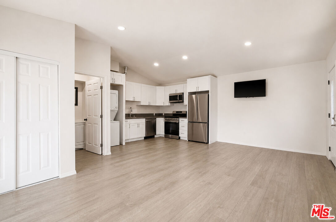 6031 Fallbrook Ave
