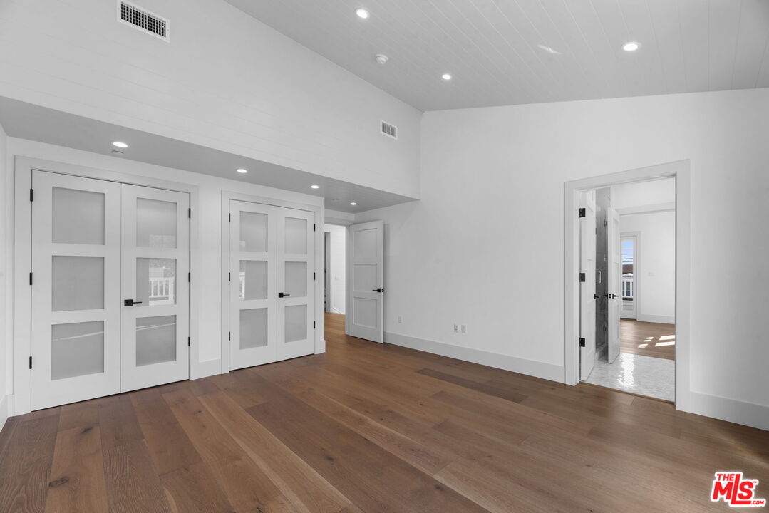 566 Ida St