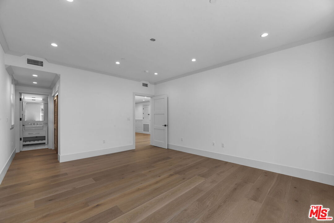 566 Ida St