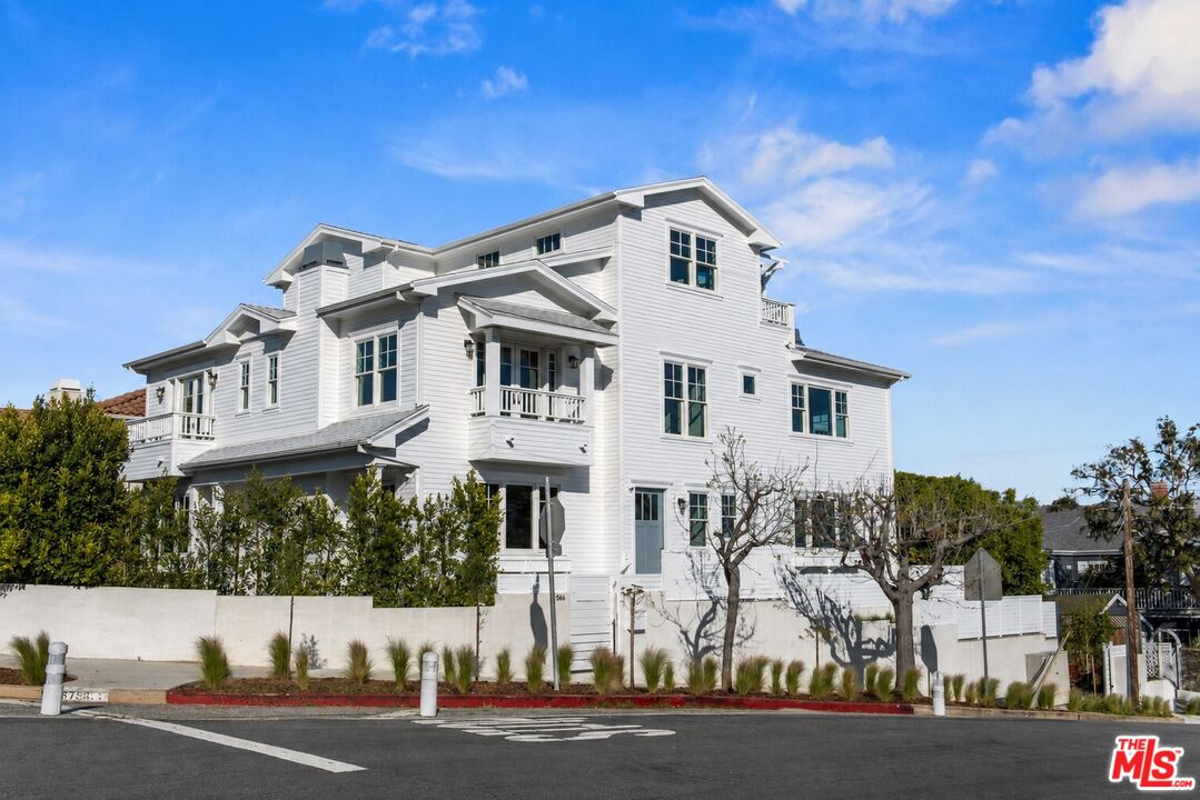 566 Ida St