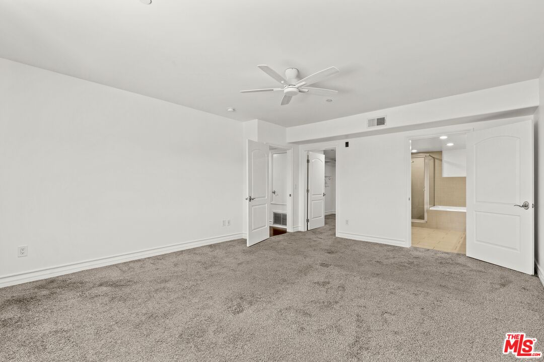936 N Hudson Ave Unit: 302