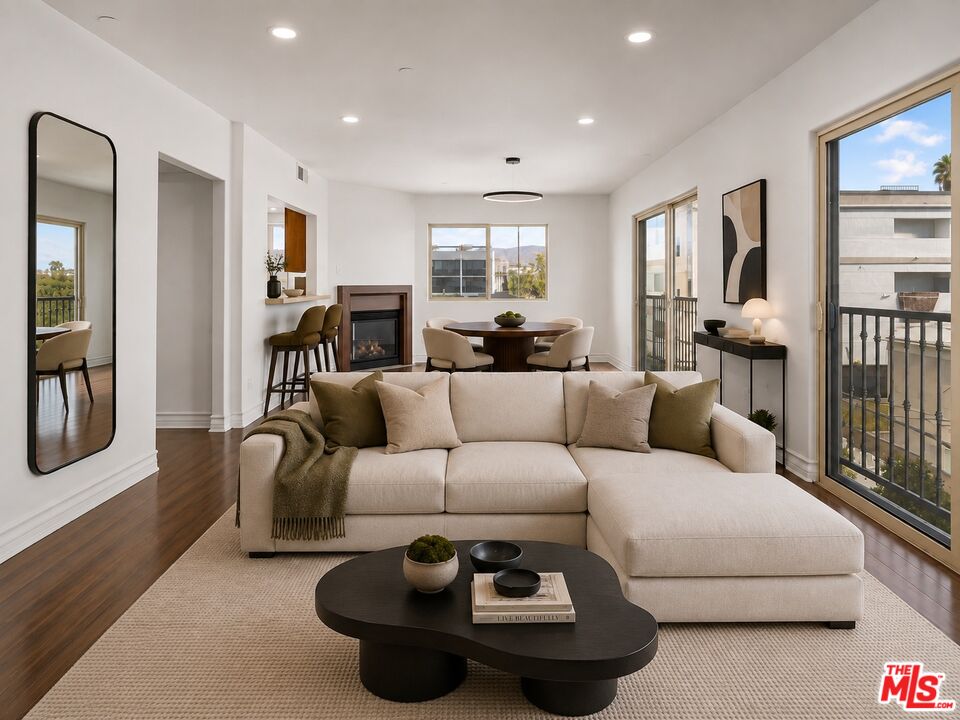 936 N Hudson Ave Unit: 302