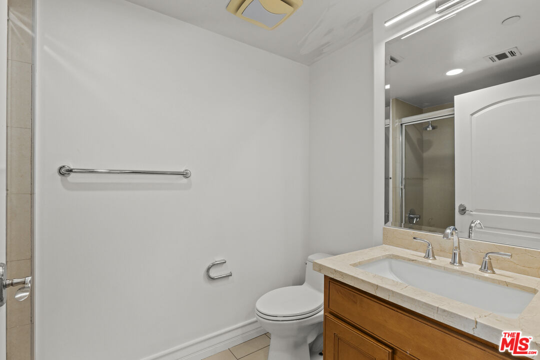 936 N Hudson Ave Unit: 302