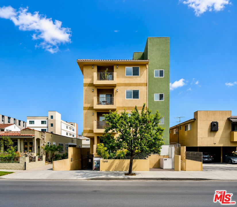 936 N Hudson Ave Unit: 302