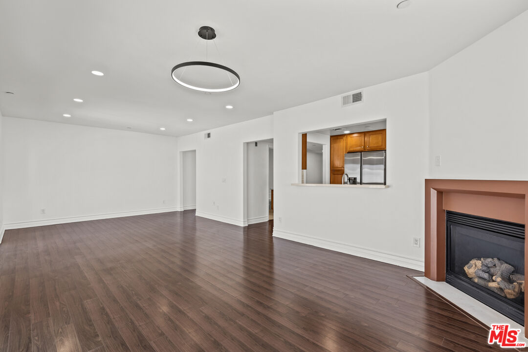 936 N Hudson Ave Unit: 302