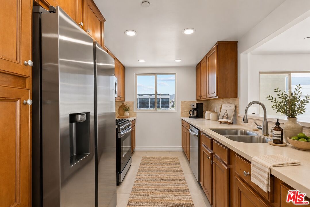 936 N Hudson Ave Unit: 302