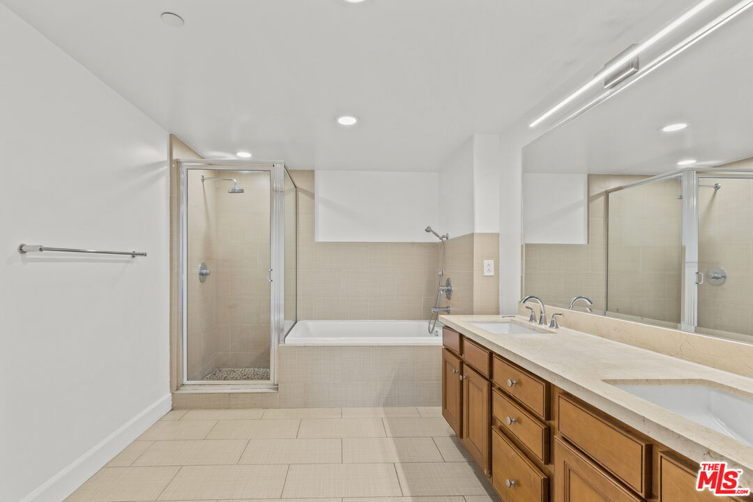 936 N Hudson Ave Unit: 302
