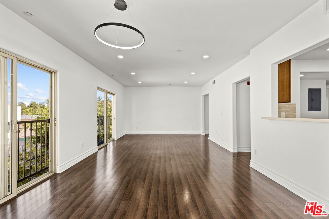 936 N Hudson Ave Unit: 302