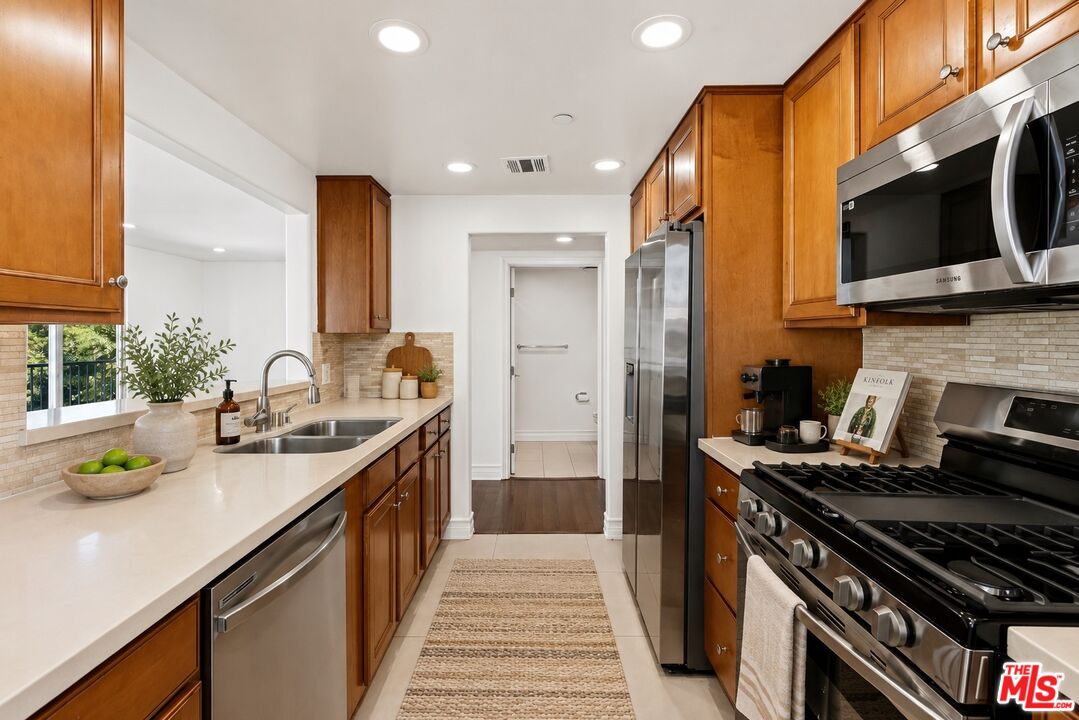 936 N Hudson Ave Unit: 302