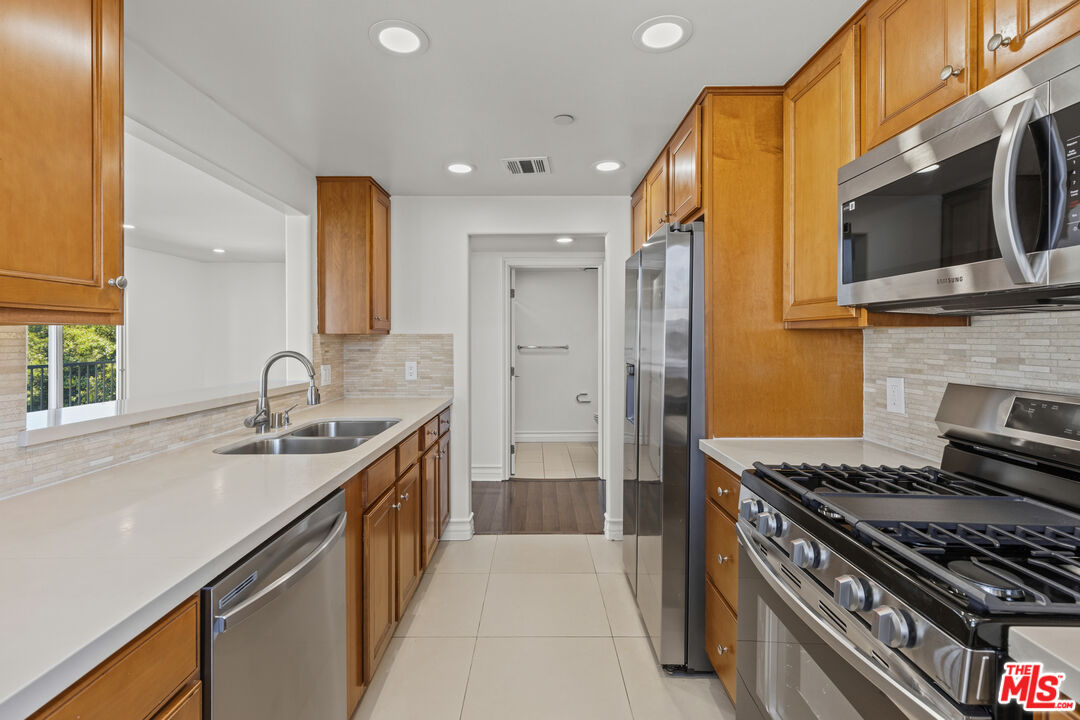 936 N Hudson Ave Unit: 302