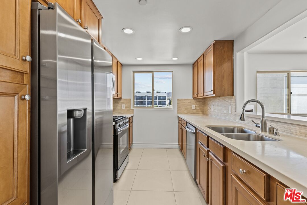 936 N Hudson Ave Unit: 302