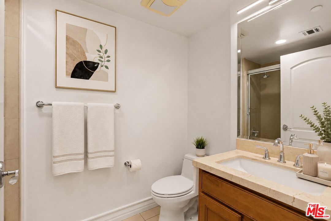 936 N Hudson Ave Unit: 302